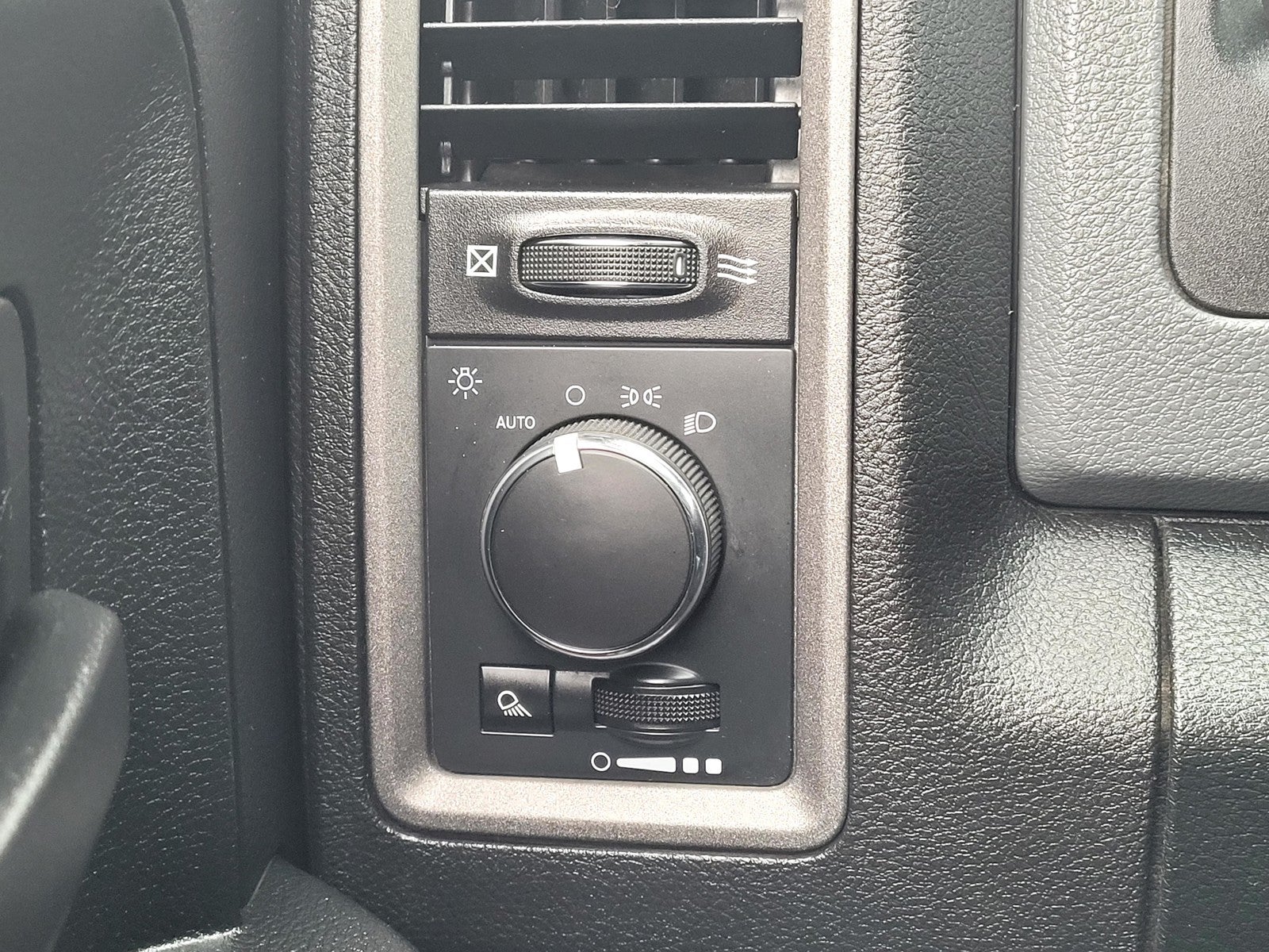 2018 RAM 1500 Tradesman 4x2 Quad Cab 6'4" Box